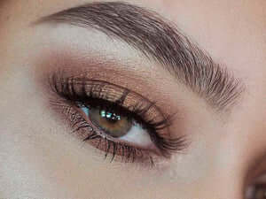 Suas sobrancelhas perfeitamente desenhadas com aparência natural em segundos!